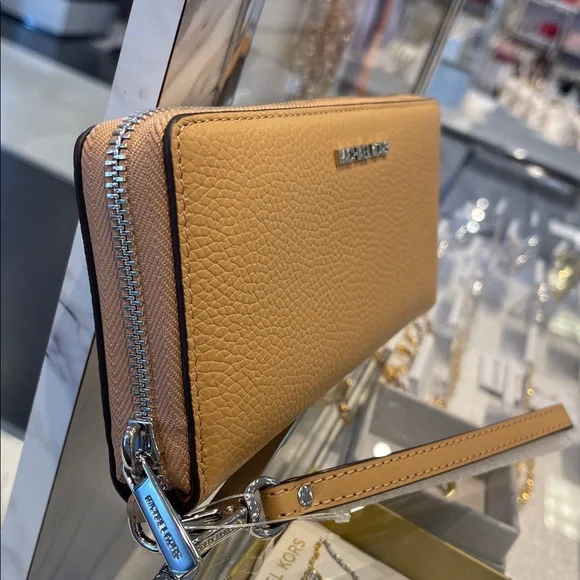 MICHAEL KORS Lg Pebbled Leather Continental Wallet Wristlet Phone Holder
Peanut - Picture 3 of 16